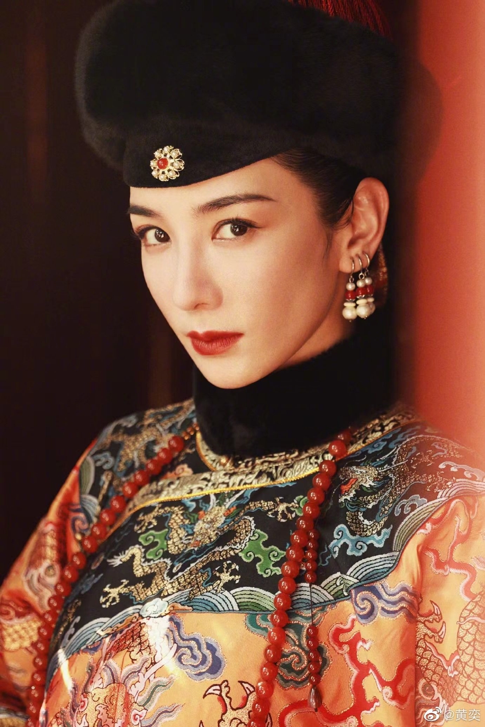 组图:跟我一起梦回清宫!黄奕晒大贵妃娜木钟清宫扮相写真