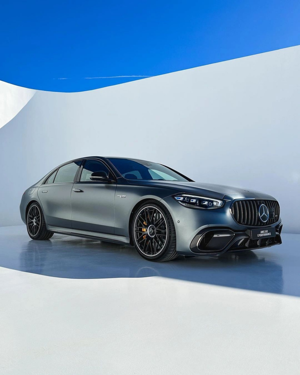 听说这辆新款的奔驰s63 e performance比较老款贵了30万左右,那么这个