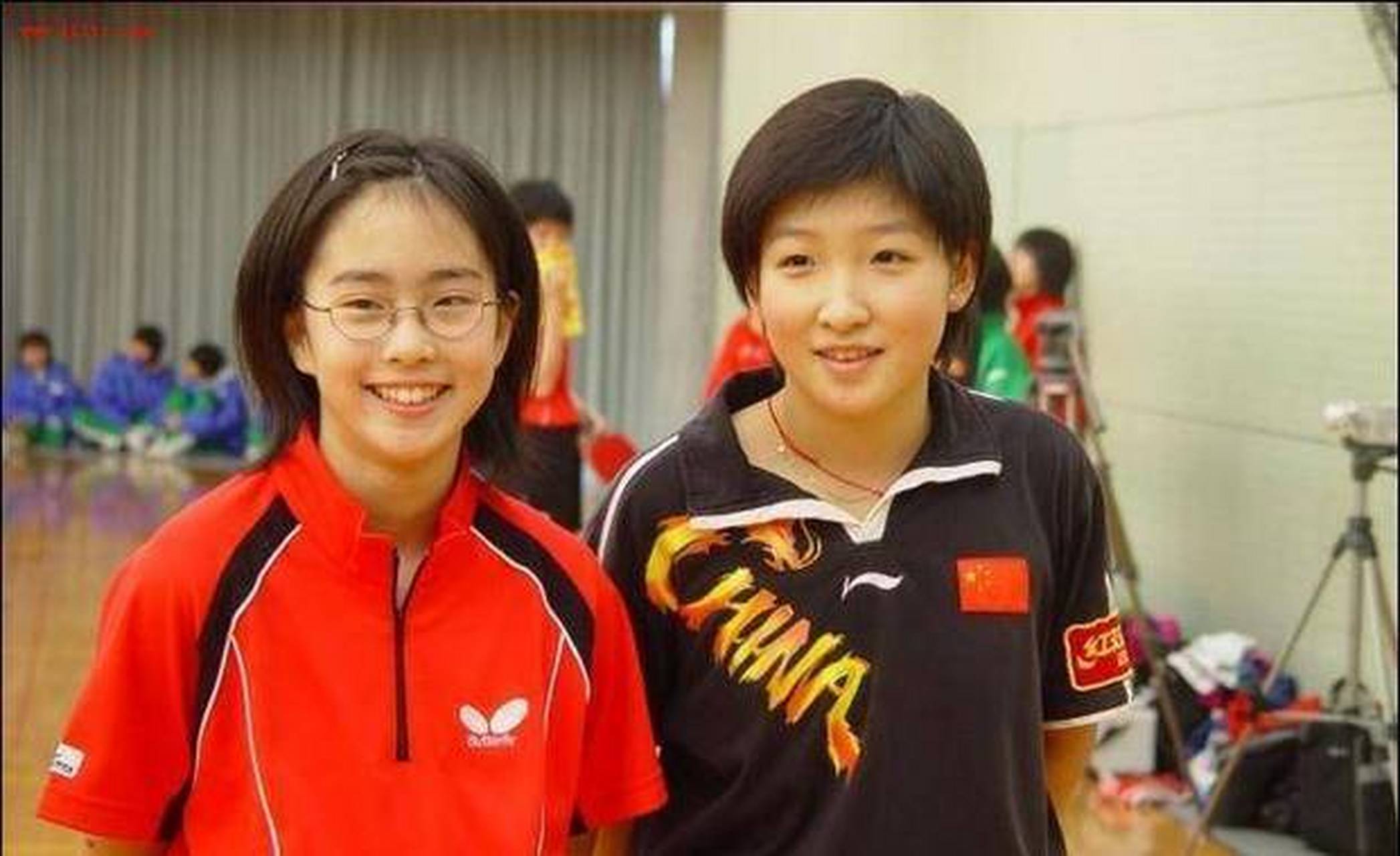 有这样一张老照片,那是刘诗雯和石川佳纯小时候的合影,那时的两人