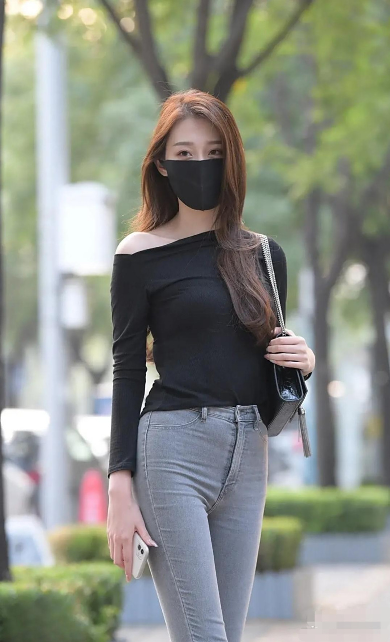 一般骨感的美女不愿意多分享,小编还是更喜欢有点小肉肉的美图,这个是