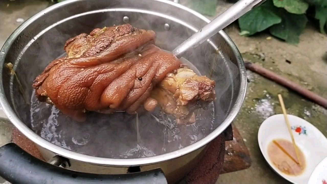 农家炖肘子 传统制作肉香软糯 小院飘香