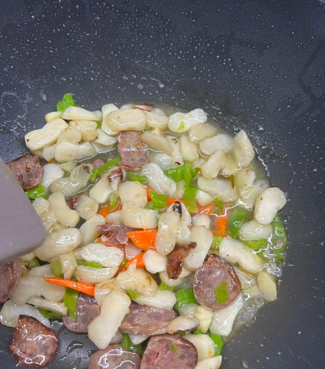 爽脆可口的马蹄炒农家香肠,太适合夏天食用了,鲜甜