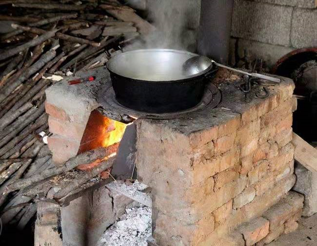 农民用柴火烧锅做饭和冬天用柴取暖,与污染空气环境没有太大关系