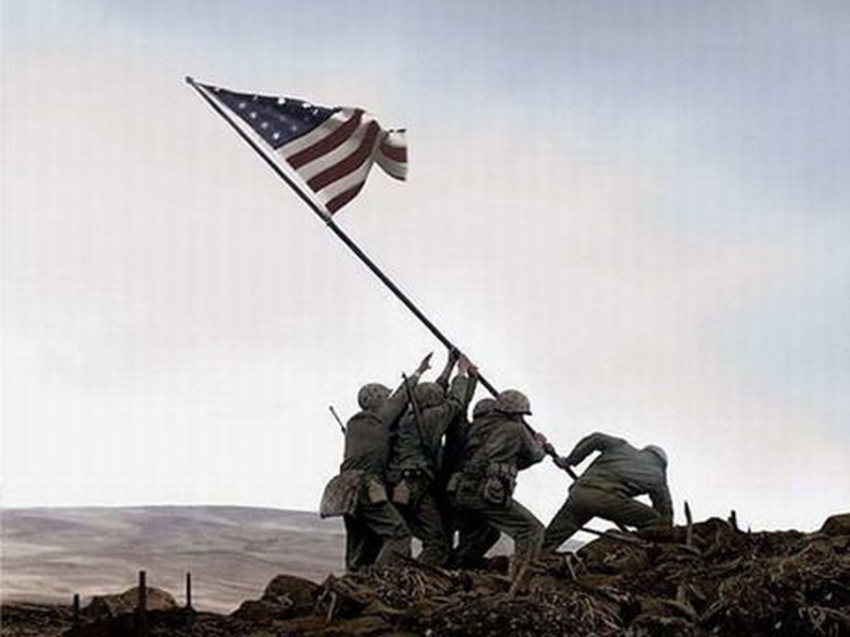 这是世界上最著名的三张插旗照片,第一张是解放军战士攻克老山后,将