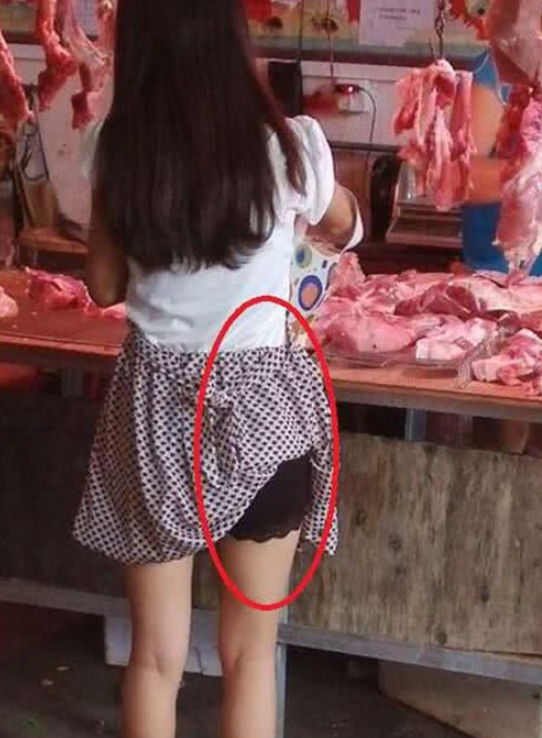 妹子长点心吧,没看到裙子哪里有不对吗?被人看到多尴尬!