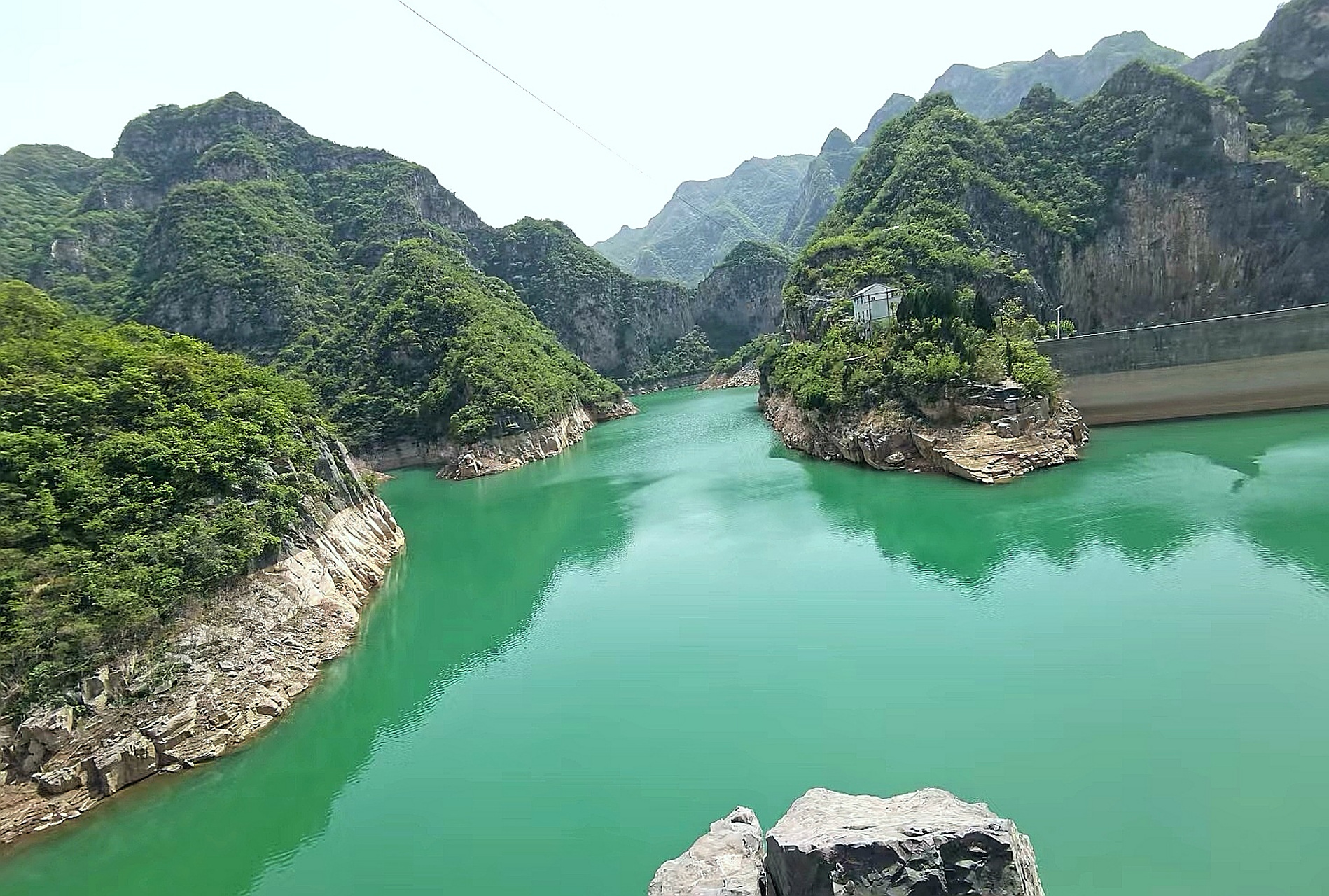 在巩义的东南部,有一条隐秘的峡谷:青龙山大峡谷,曲折蜿蜒,碧水点缀在