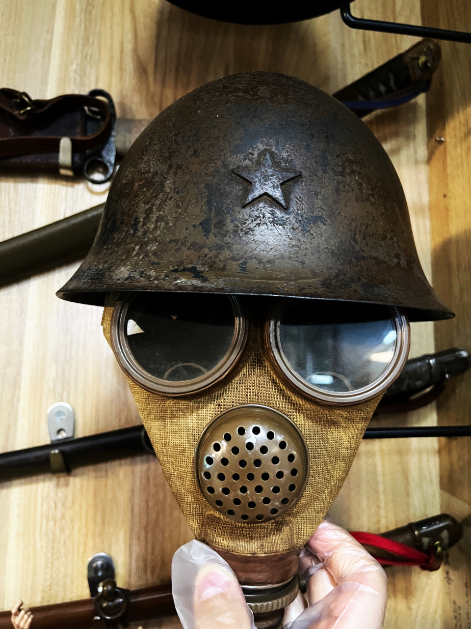 铭记历史勿忘国耻# 侵华日军使用防毒面具