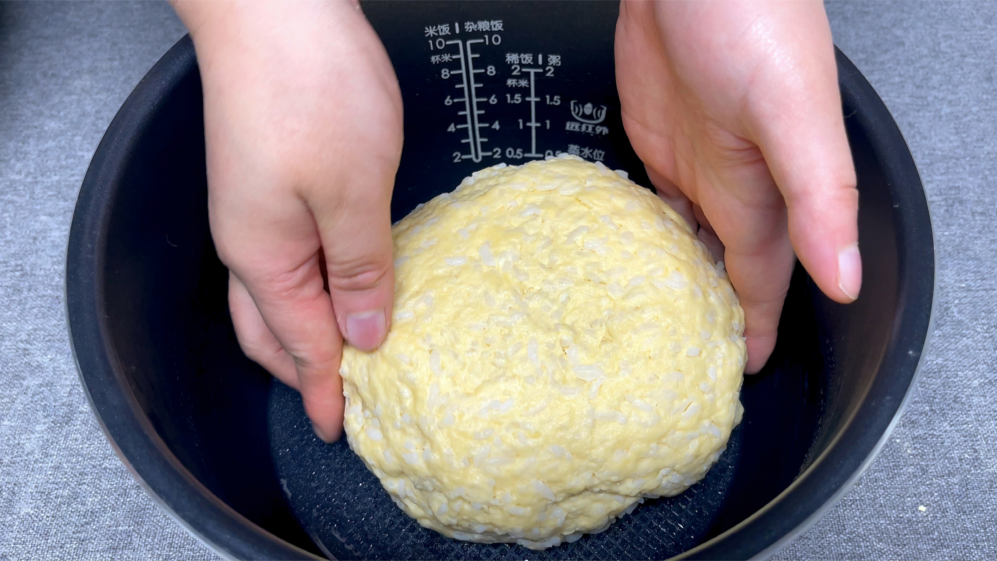 把剩米饭和牛奶搅一搅，教你做超好吃的电饭锅面包，做法特别简单