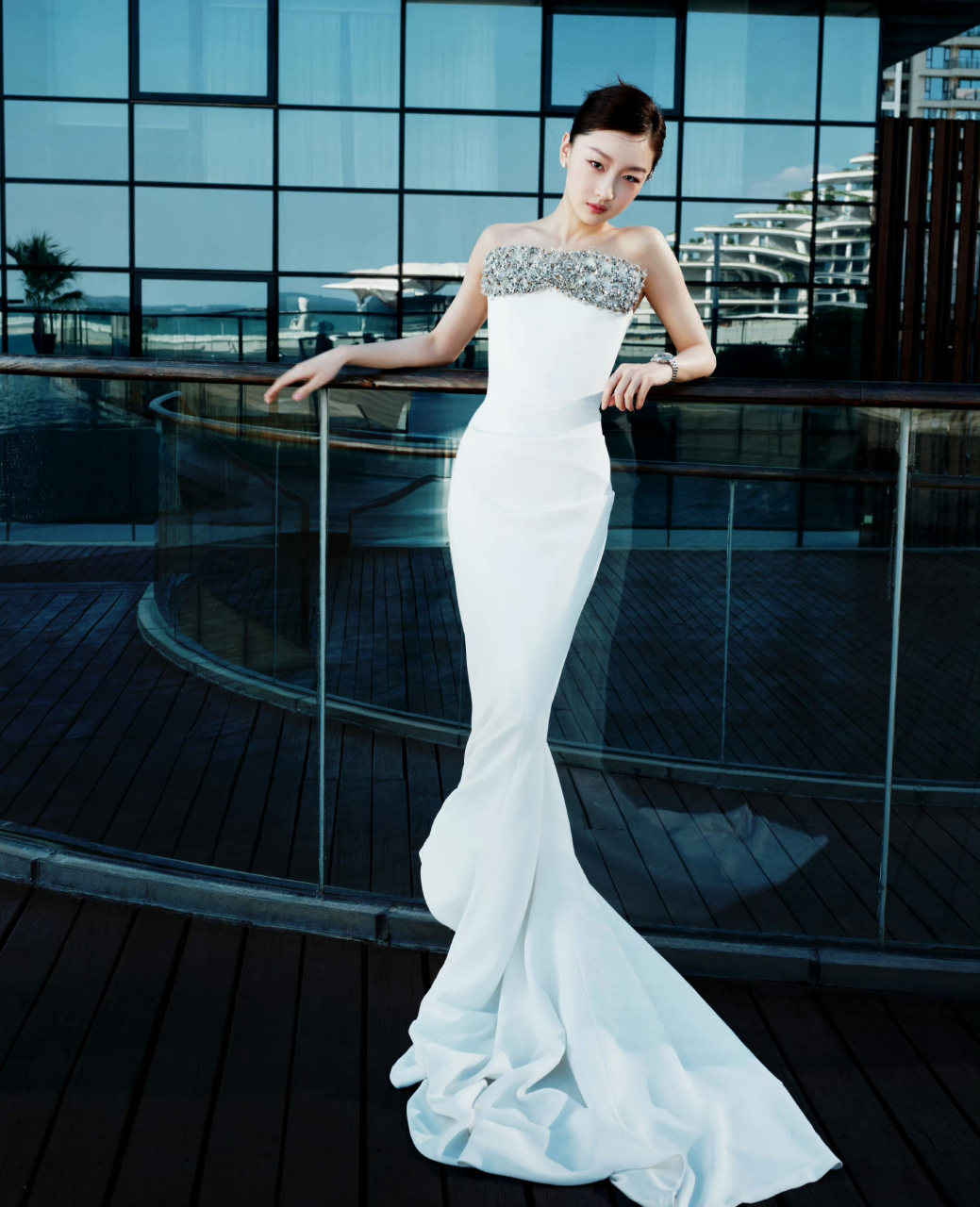 周冬雨金鸡电影节白色鱼尾裙看起来美哒哒,尤其是大张喜欢前领口处的