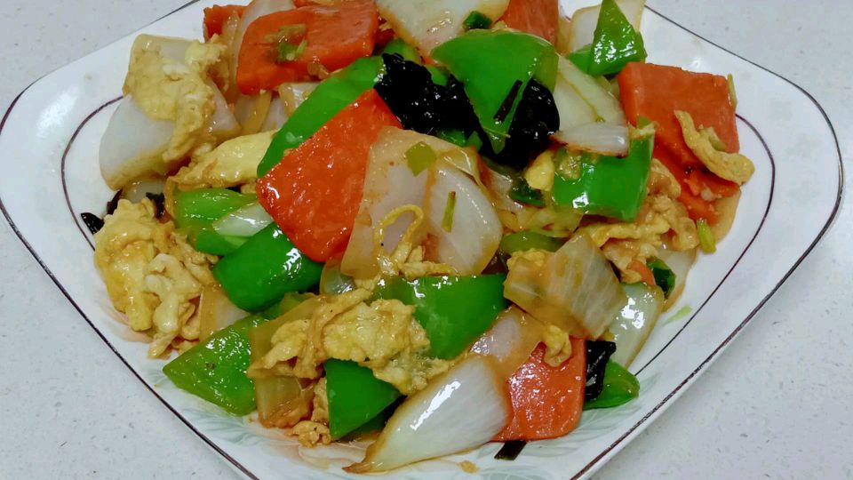 洋葱鸡蛋炒午餐肉这样做特别好吃,咸香下饭,我家孩子特别爱吃