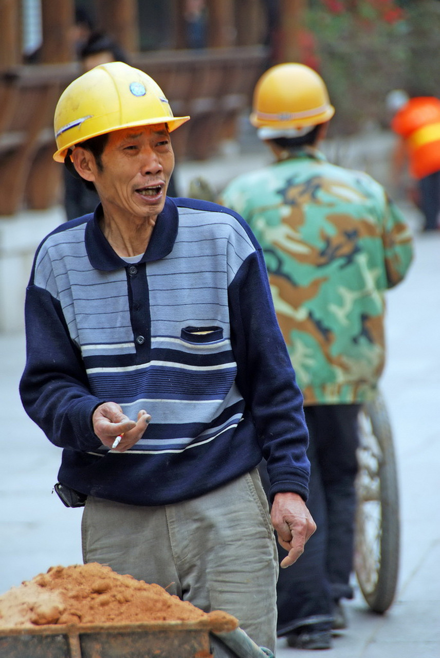 专家说76%的农民工60岁后不愿休息,他们不是不愿意,而是休息不起.