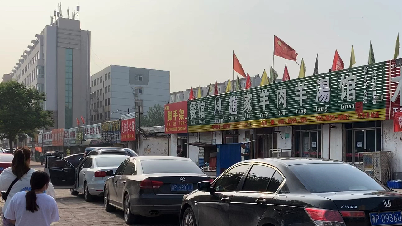 聊城赵家羊肉羊汤馆,这里的羊肉汤很白,薄饼好吃