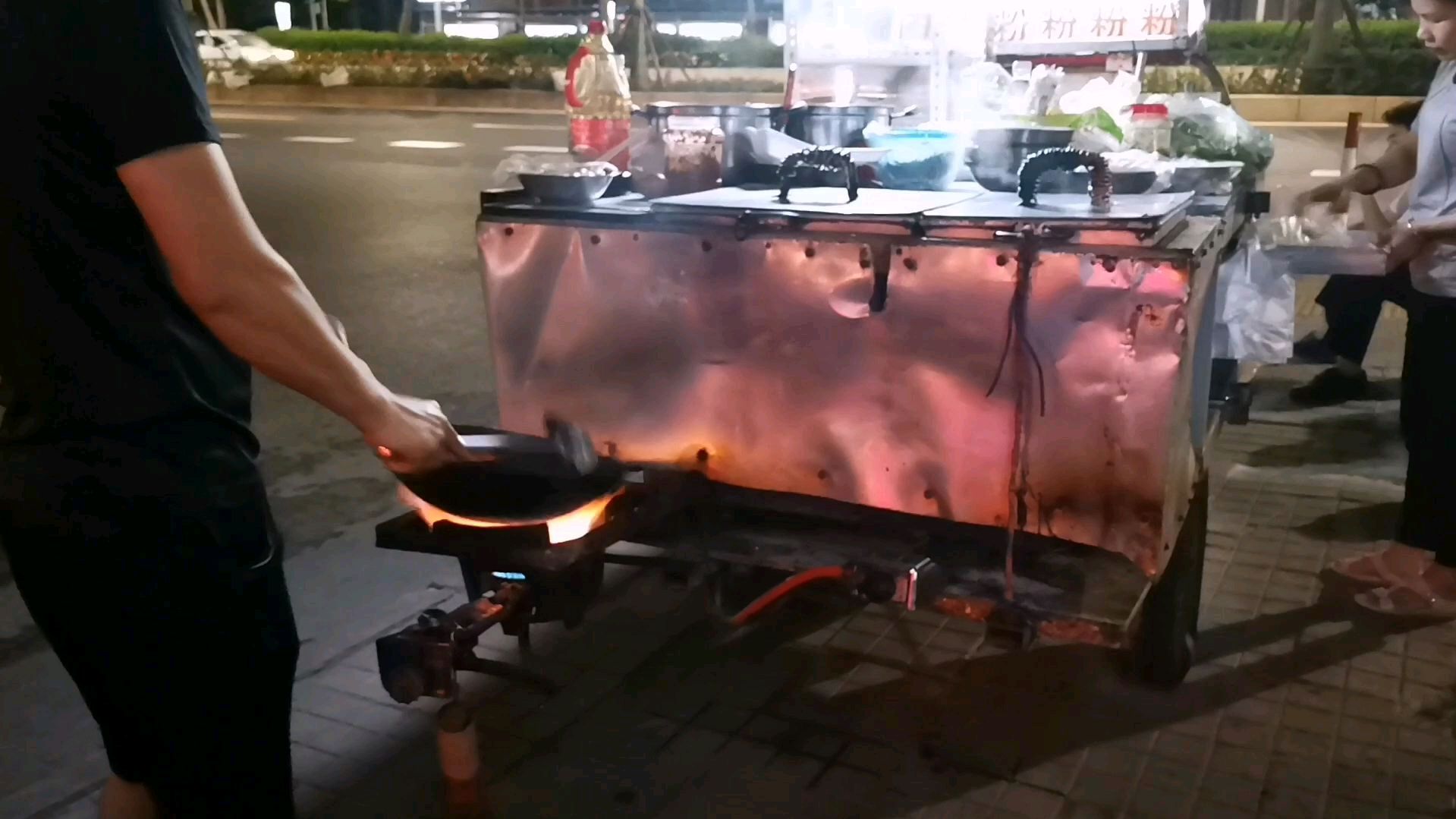 小夫妻在路边摆摊,卖炒粉等多样夜宵品种,一个晚上能净赚1千元