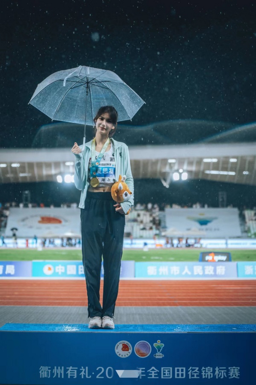 雨中领奖画风太美,她以13秒25摘得全国田径锦标赛女子100米栏冠军,拿