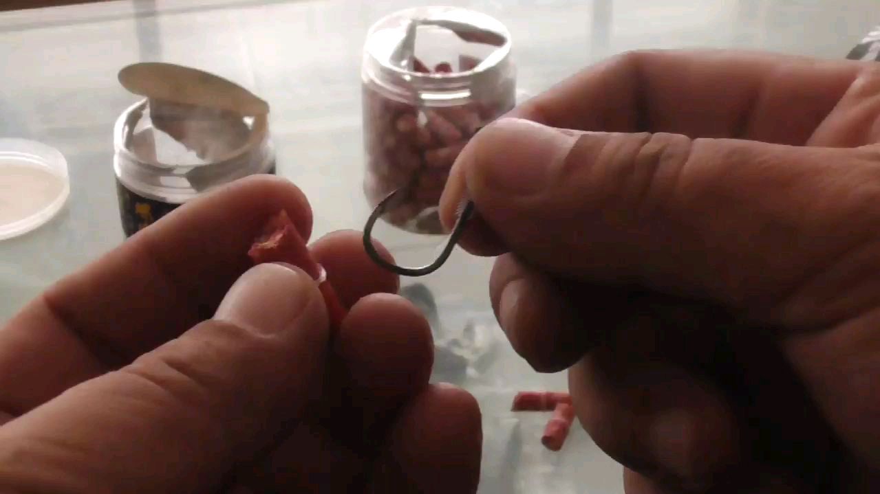 怪不得用皮筋颗粒钓大鱼总脱钩,这样挂皮筋不仅不挡口而且还牢靠