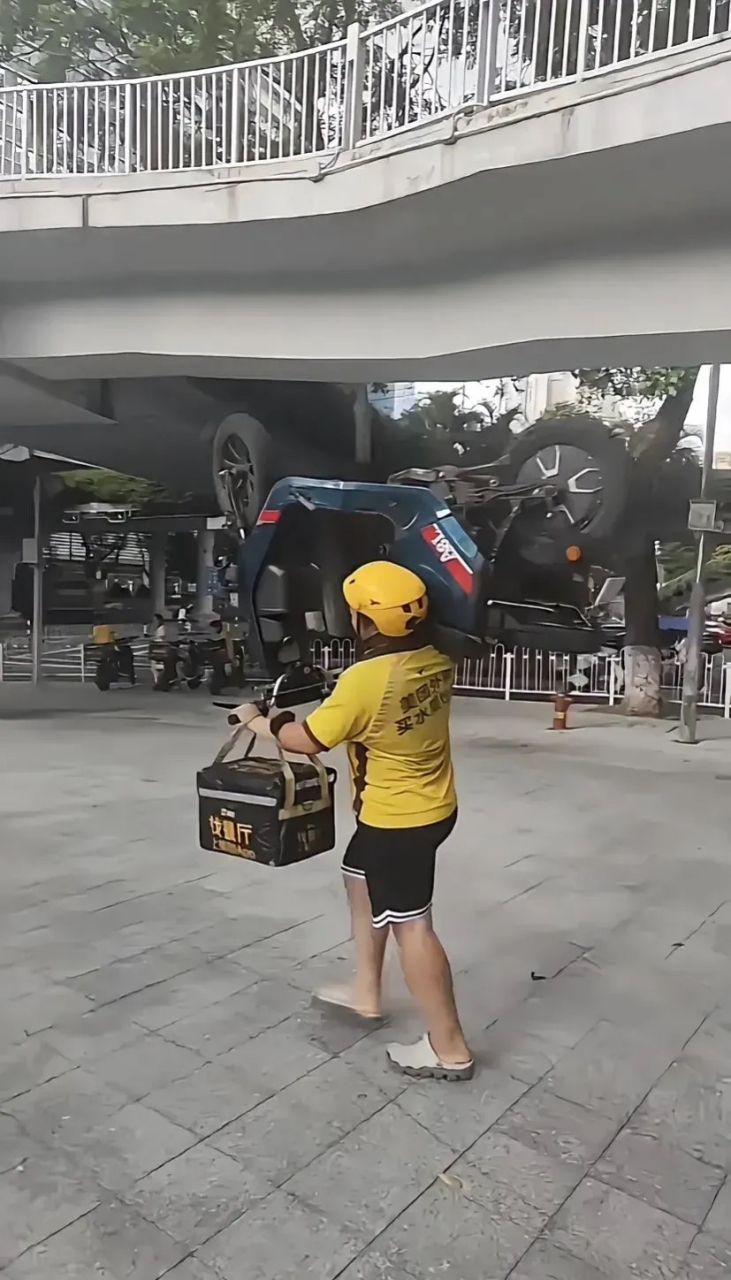 外卖小哥怕违规抓车,徒手扛车送外卖 外卖小哥,这样做,刚看到想笑