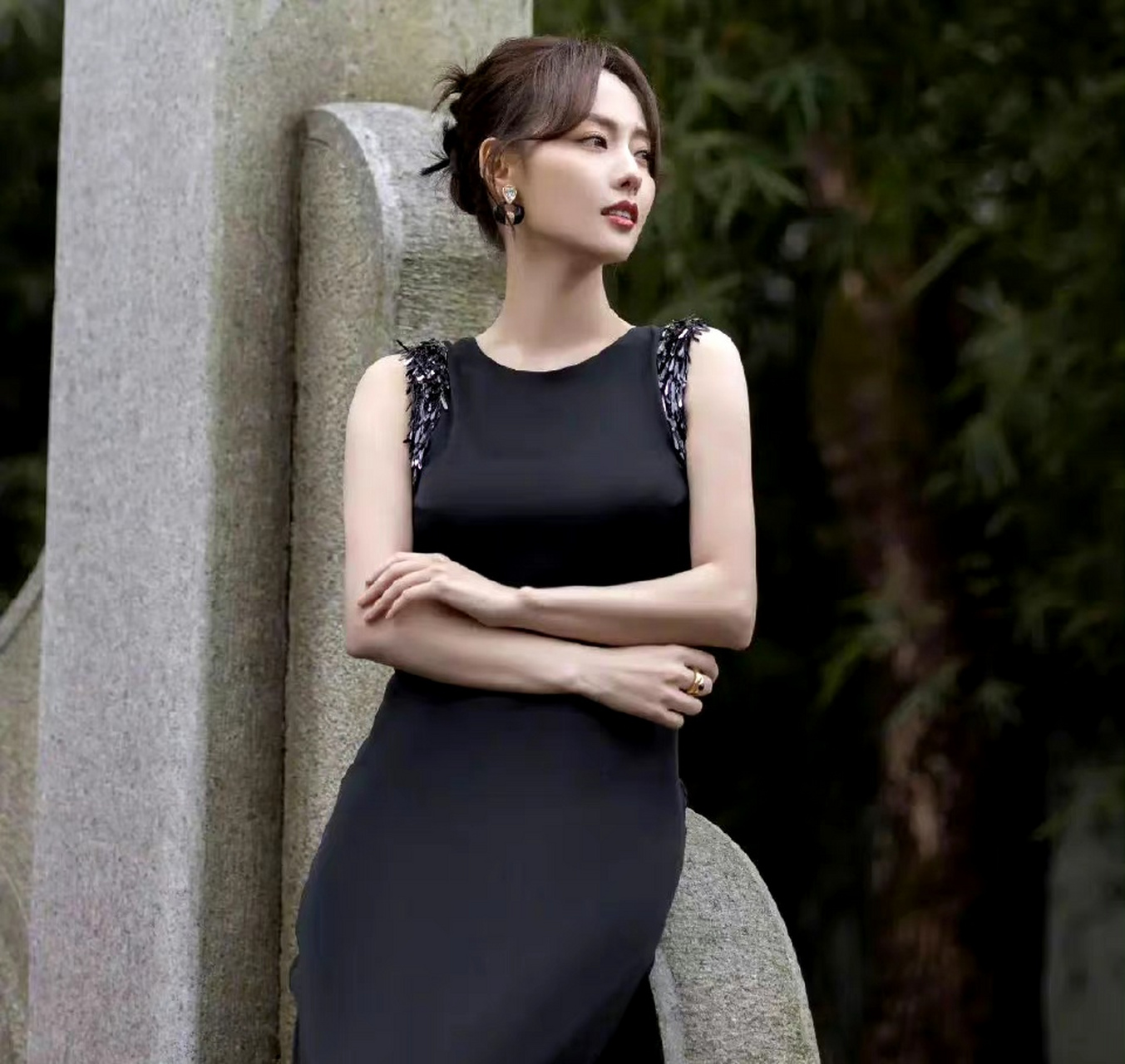 张嘉倪穿黑裙看起来好高贵