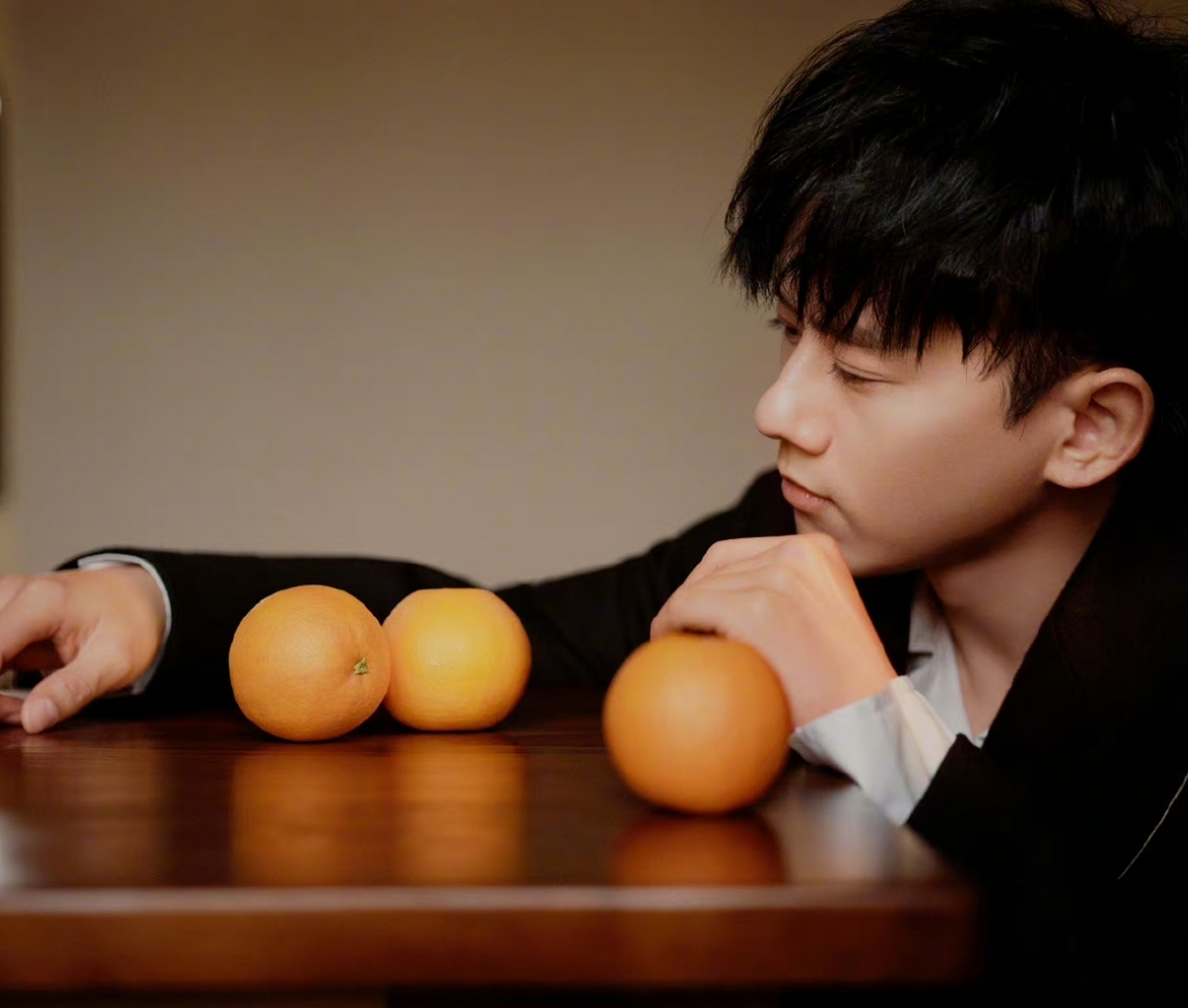 张杰不受助理打手机影响,登上杂志封面时尚感十足,西装加短发中规中矩