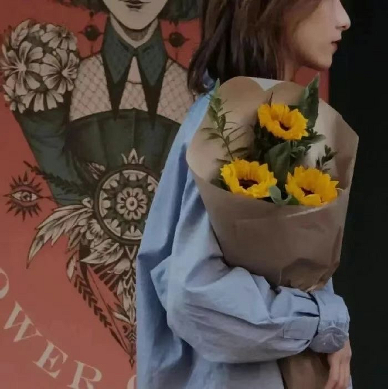 手抱鲜花头像: 见一面吧 我穿裙子 你带花 #头像