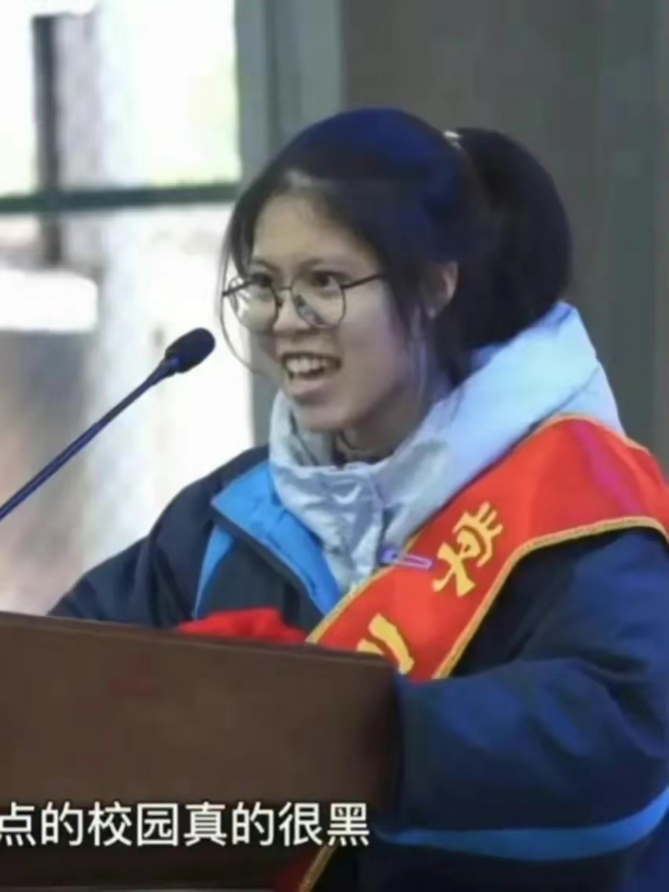 两位高三女孩演讲,湖南衡阳八中女生俞惜贝表情自然,脸上洋溢着微笑
