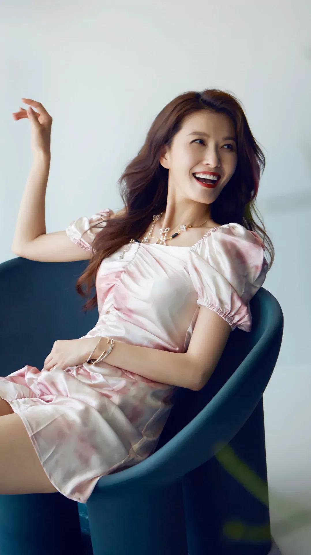 性感女神徐洁儿美艳绝伦,气质出众,令人心动