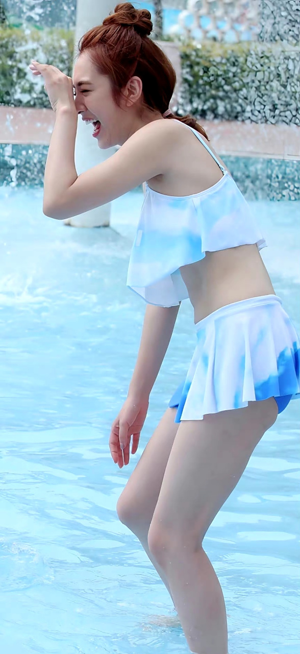 清凉一夏王晓晨,这小肚腩就很真实[滑稽][滑稽]#养眼美女# #王晓晨