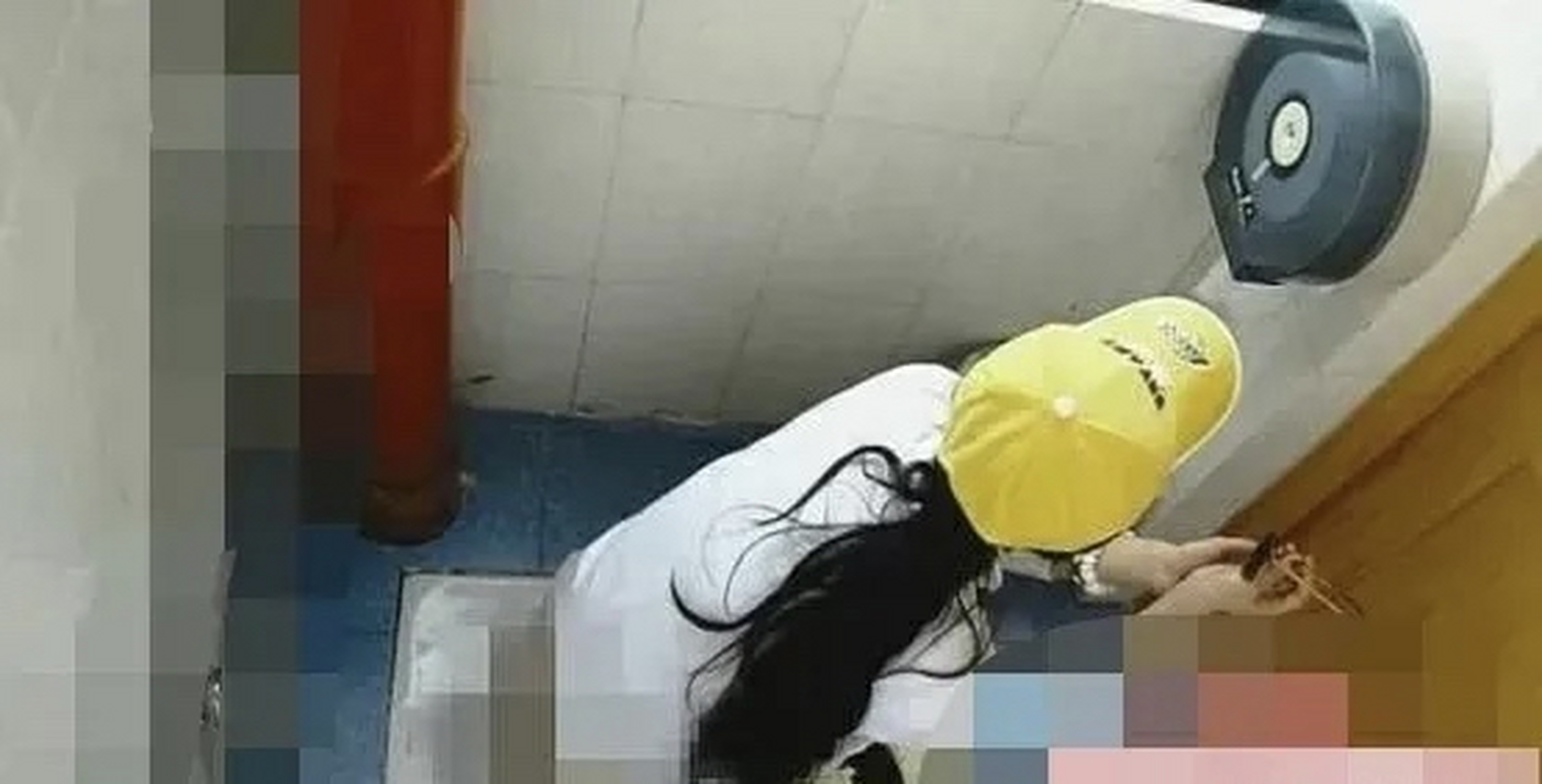 最近,一女士在一网站上看到多名中学女生上厕所被偷拍,于是举报.