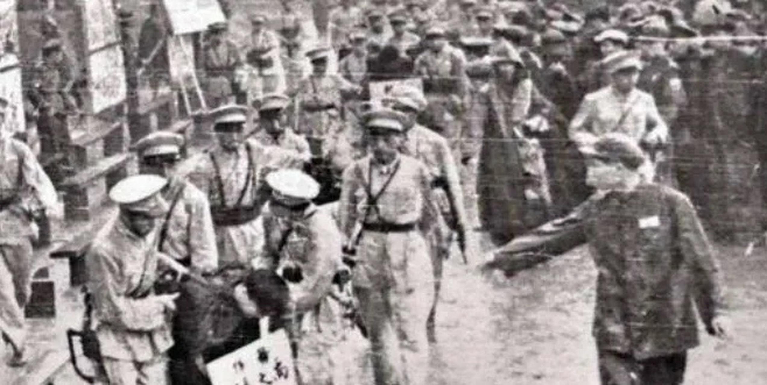 1949年,国民党特务对渣滓洞里的地下党进行大屠杀,刘德彬躲在床下装死