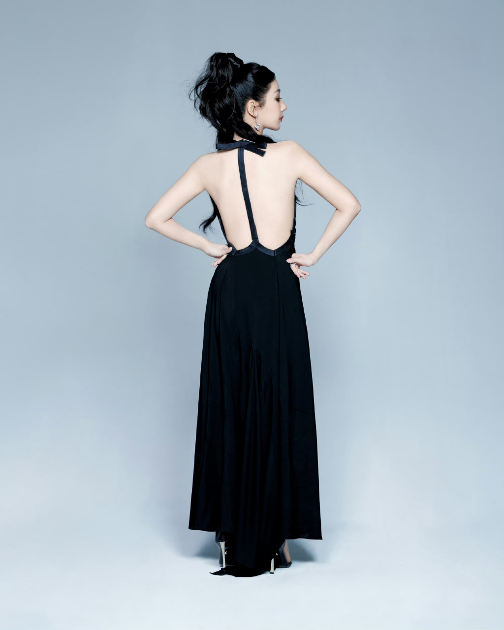 杨紫 黑色一字带高跟鞋美jio[爱你][爱你] 676767#杨紫