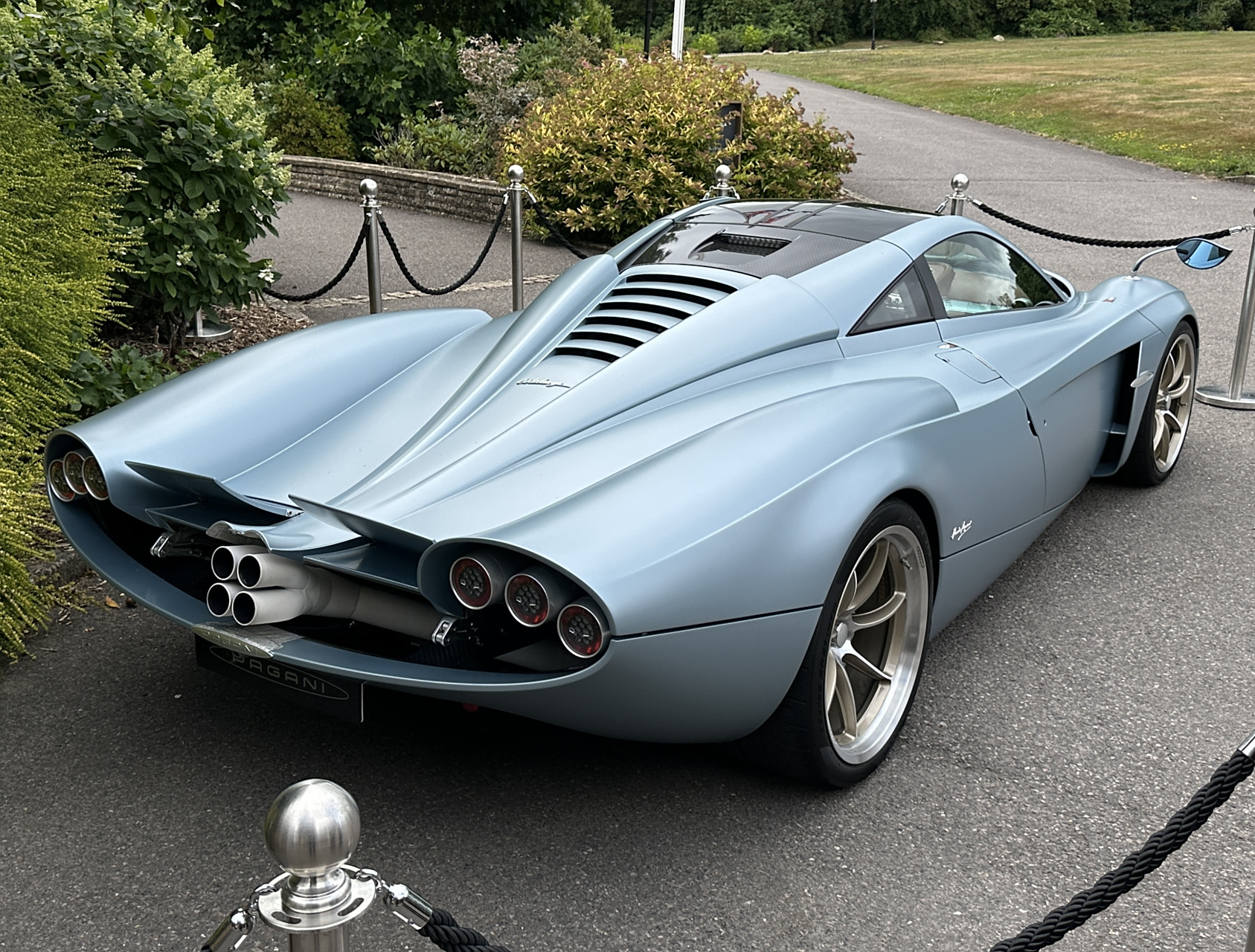 伍德路上看到一台帕加尼huayra codalunga,据说是6 million pounds