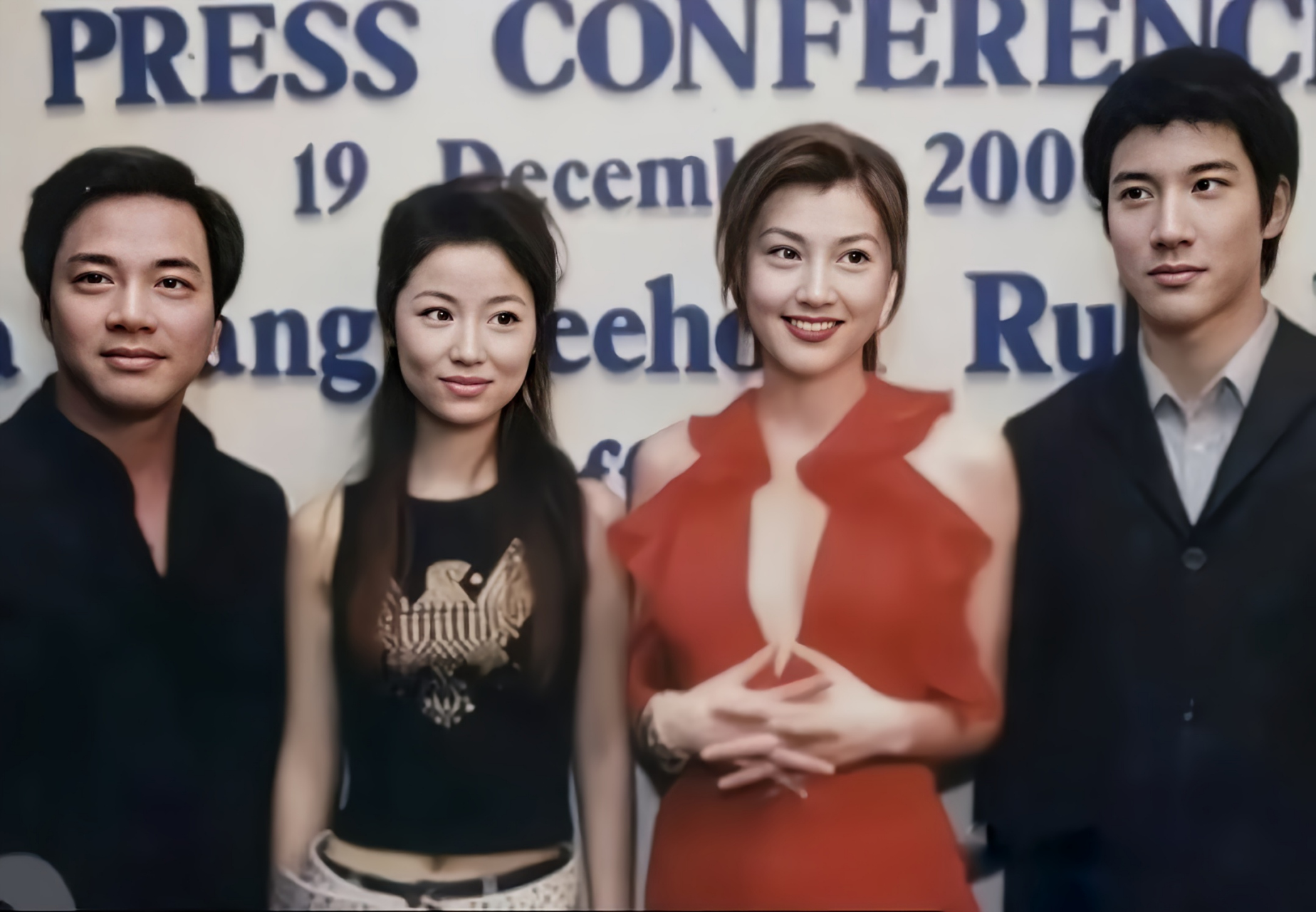 不敢置信,站在王力宏两侧的居然是林心如跟藤原纪香!