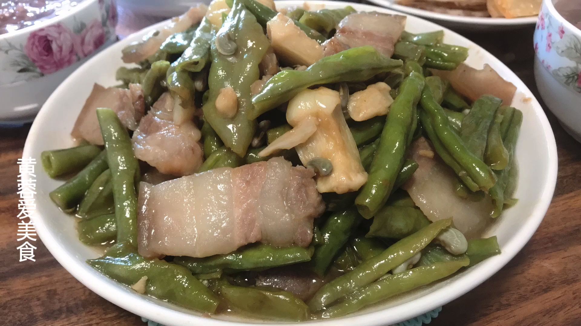 咸猪肉焖豆角,是客家人一道传统家常菜,咸香下饭,做法简单好吃