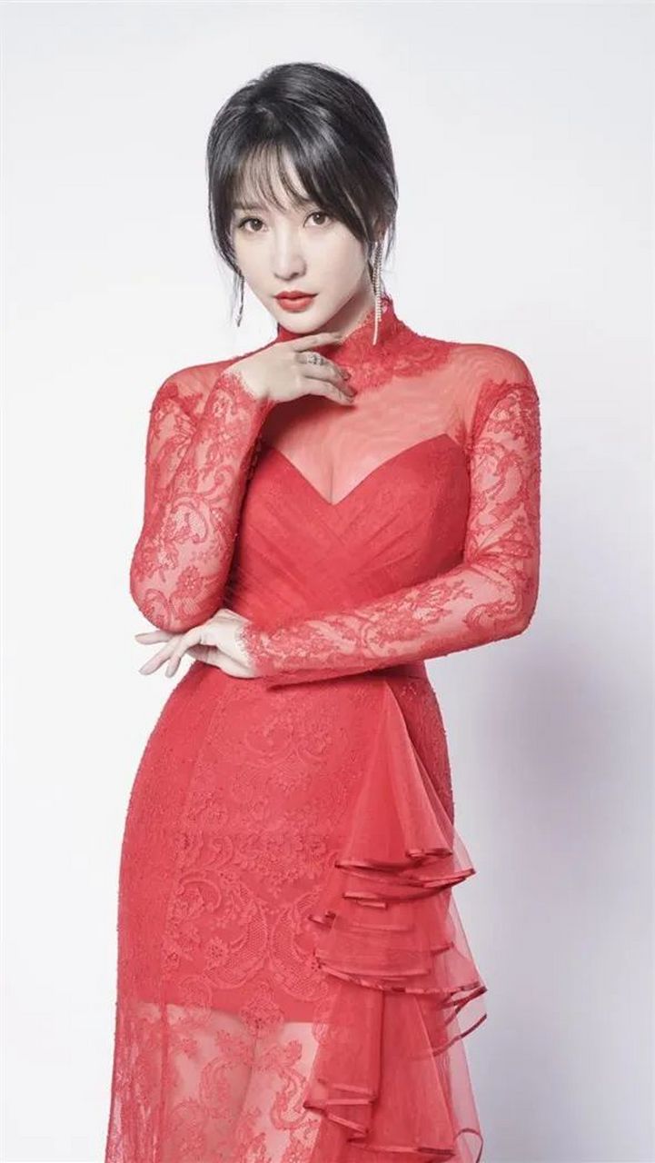 柳岩红色低胸透视装. 性感火辣,妩媚动人.