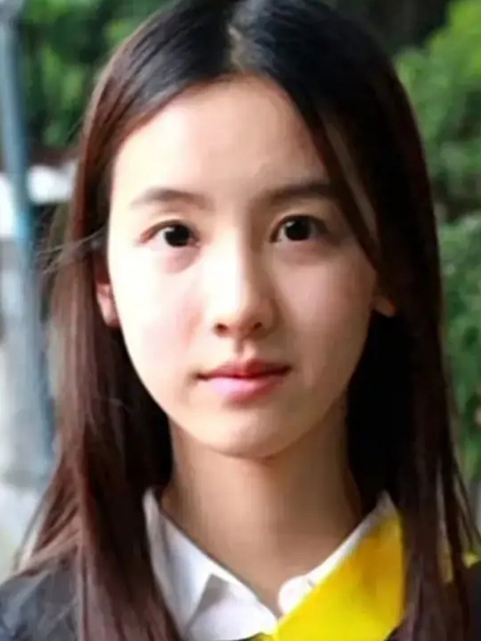 陈都灵当初可是只凭借一张证件照就打入了娱乐圈了,到如今热度才起来