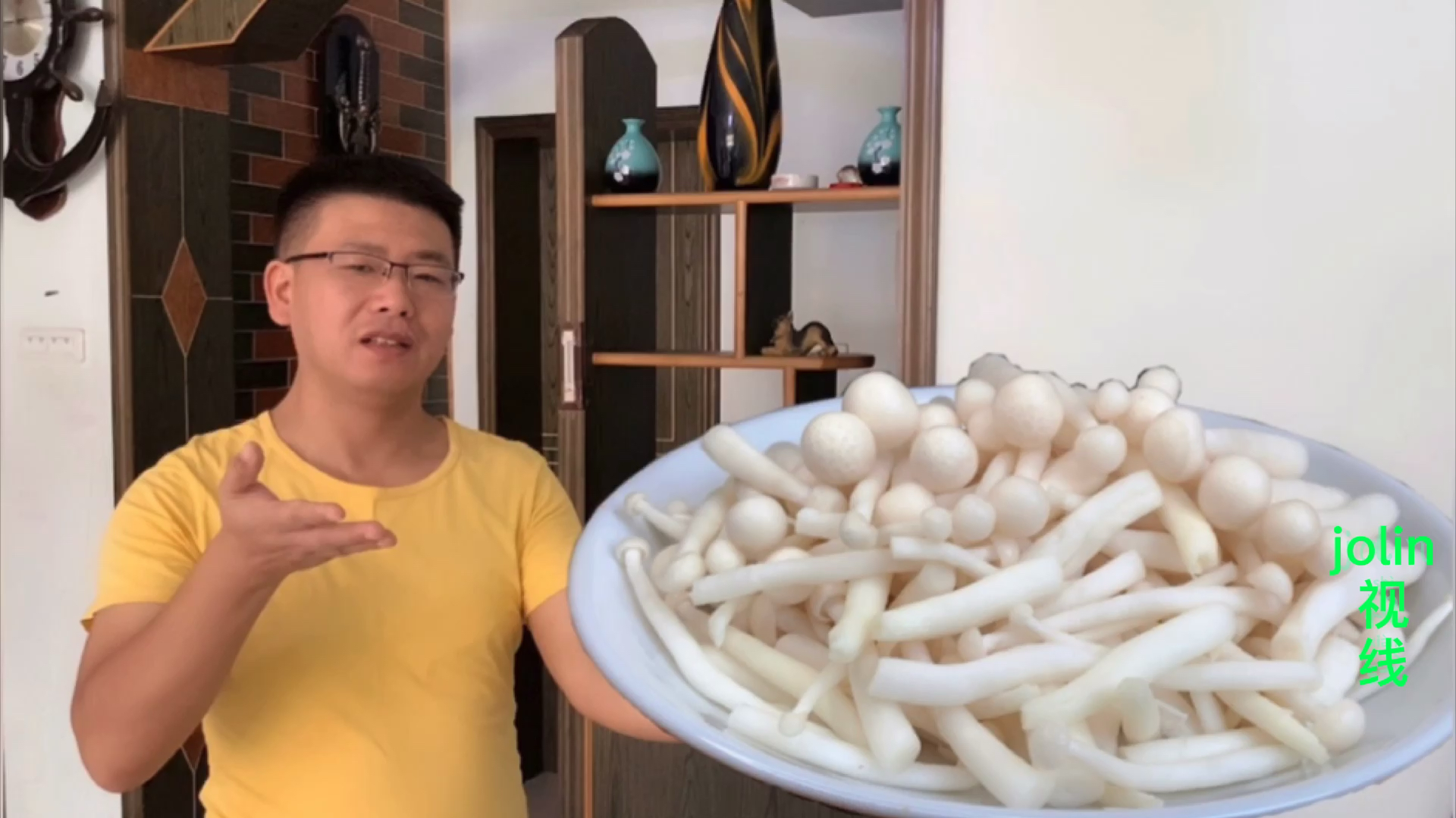 海鲜菇别再做汤了,试试这种好吃做法,滑嫩爽口又下饭,真美味