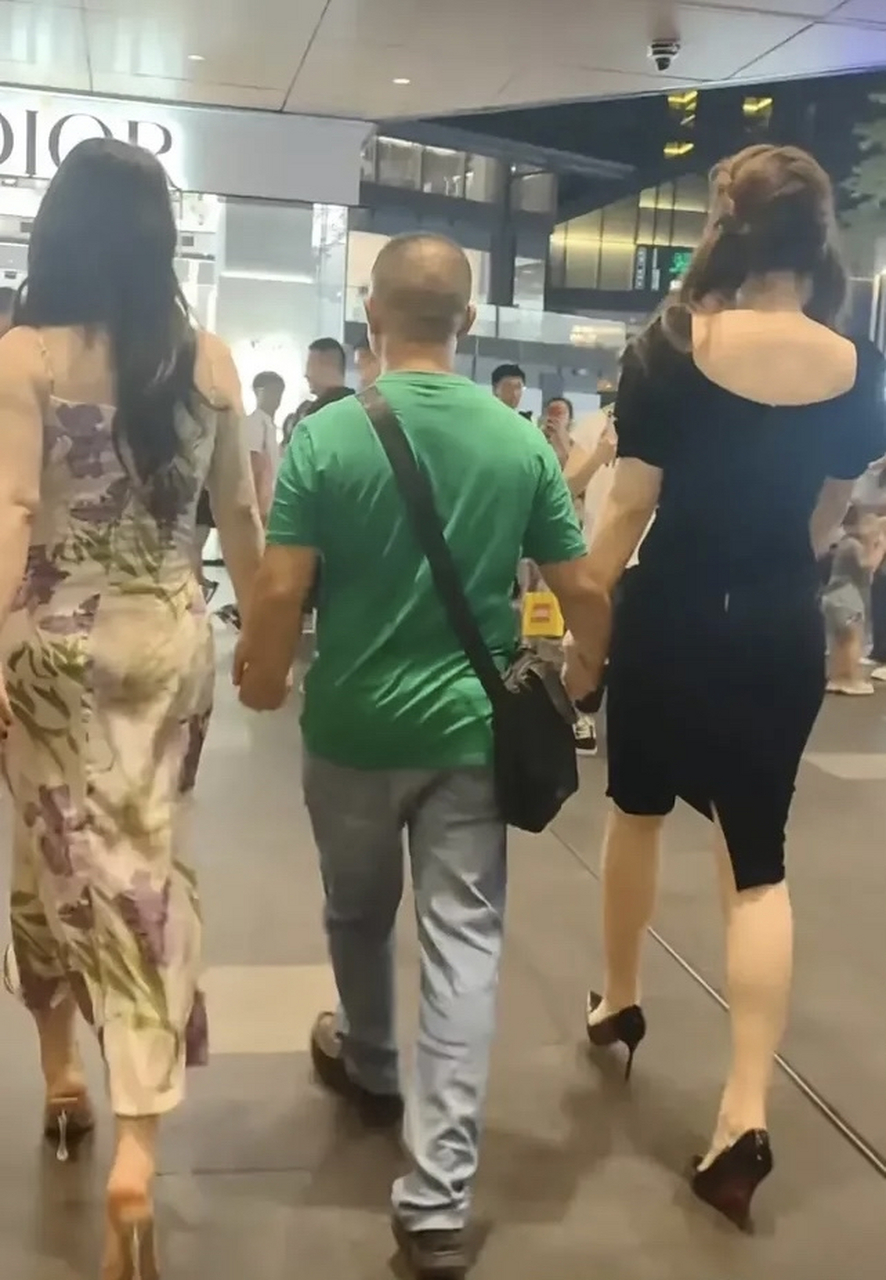 四川成都,有一位光头大叔陪两名女生在太古里逛街,引起了很多市民羡慕