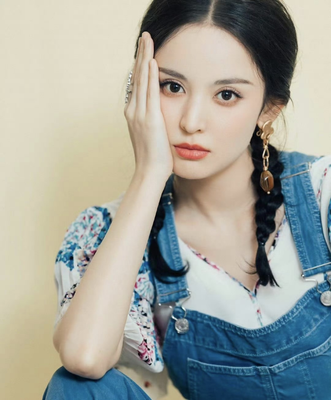 古力娜扎#优质作者榜# 牛奶背带裤可爱型