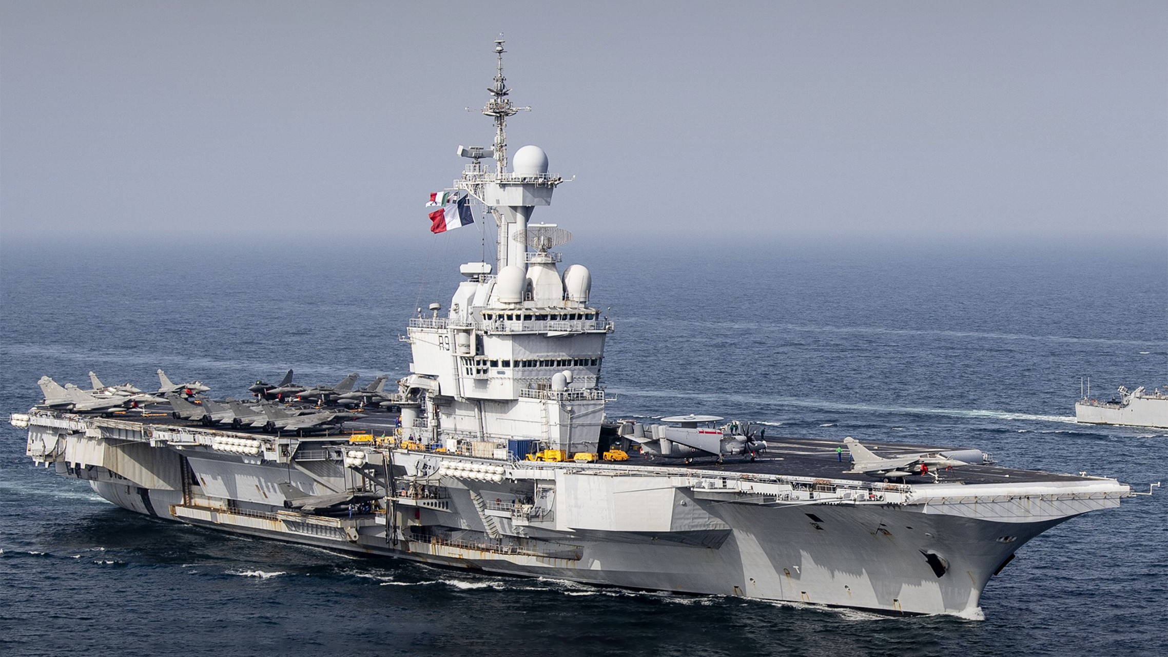 法兰西的门面,海军的"独苗儿",戴高乐号核动力航空母舰,排水量4万余吨