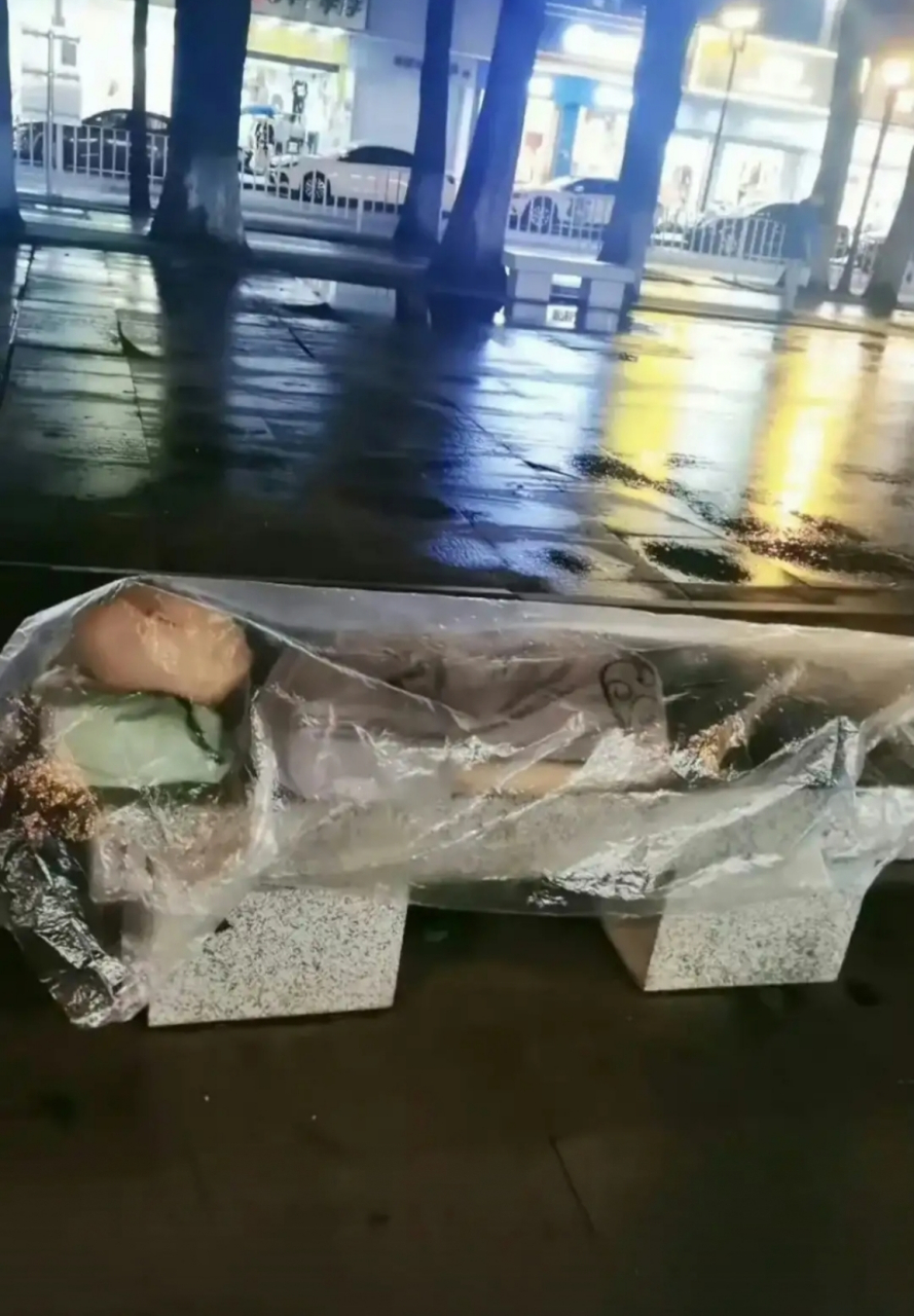 网友:下雨天,流浪汉在大街上是这样睡觉的,看着让人心酸