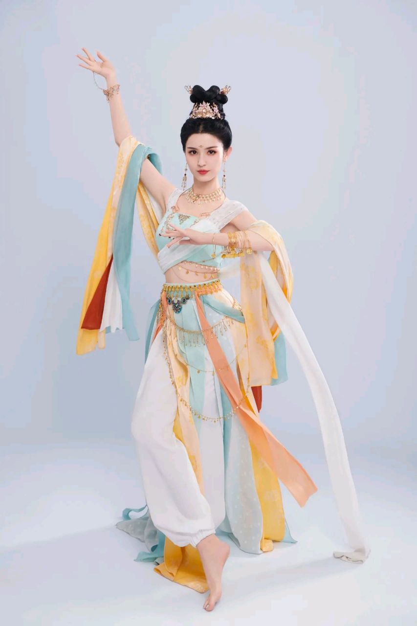 哈妮克孜敦煌造型#你心中的古装女神# #惊艳瞬间# #年轻时极为貌美的