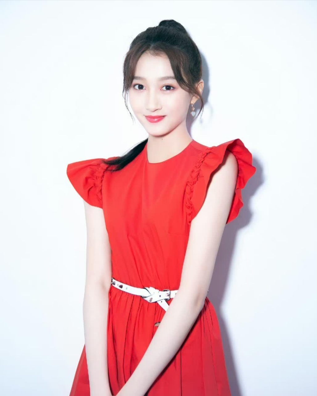 关晓彤身穿红色连衣裙,扎着高马尾,清纯甜美,散发着青春的气息!