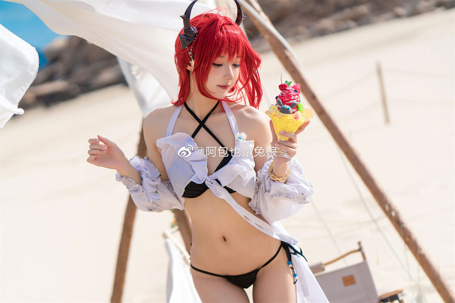 阿包也是兔娘cos明日方舟史尔特尔,体验台风天的海边 阿包也是兔娘cos明日方舟史尔特尔,体验台风天的海边