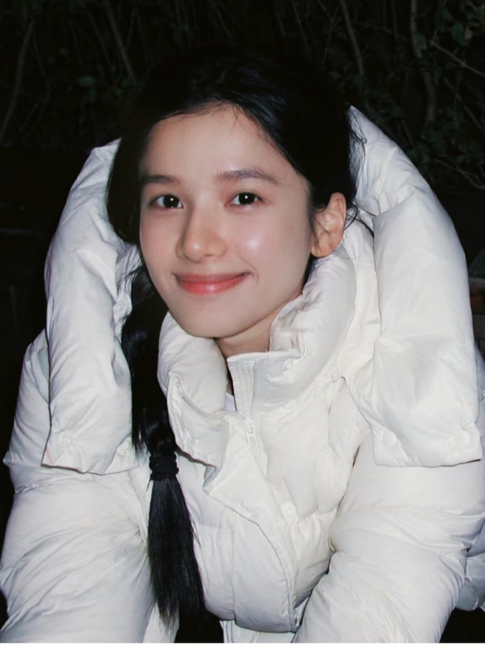 穿白色羽绒服的张婧仪好有生命力,青春明媚,款式简单,经典百搭. #明星