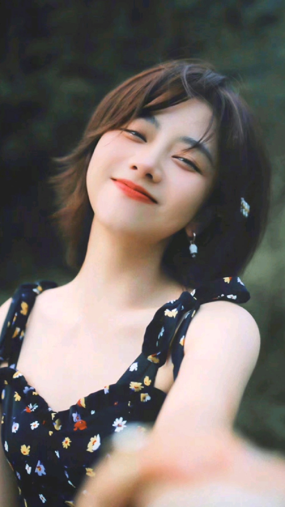 谭松韵碎花小黑裙造型,笑容感染力好强的元气少女