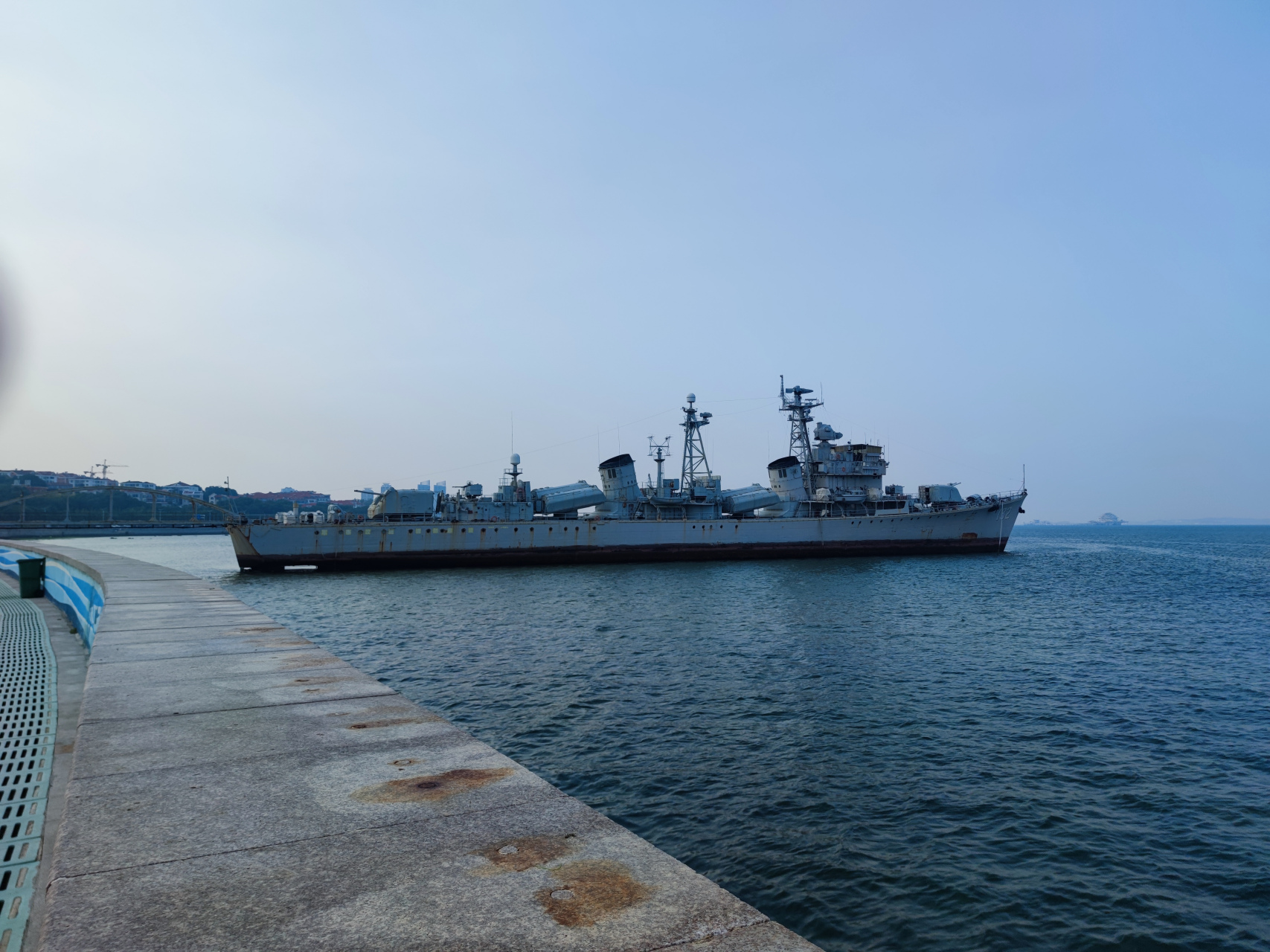 看到一只大军舰,051级132号"合肥"舰,可惜不能上去,但是这样看看也不