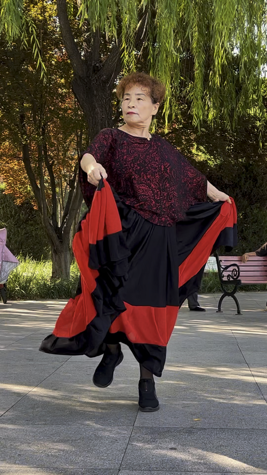 快乐广场舞大妈,舞台无处不在,即兴表演说来就来