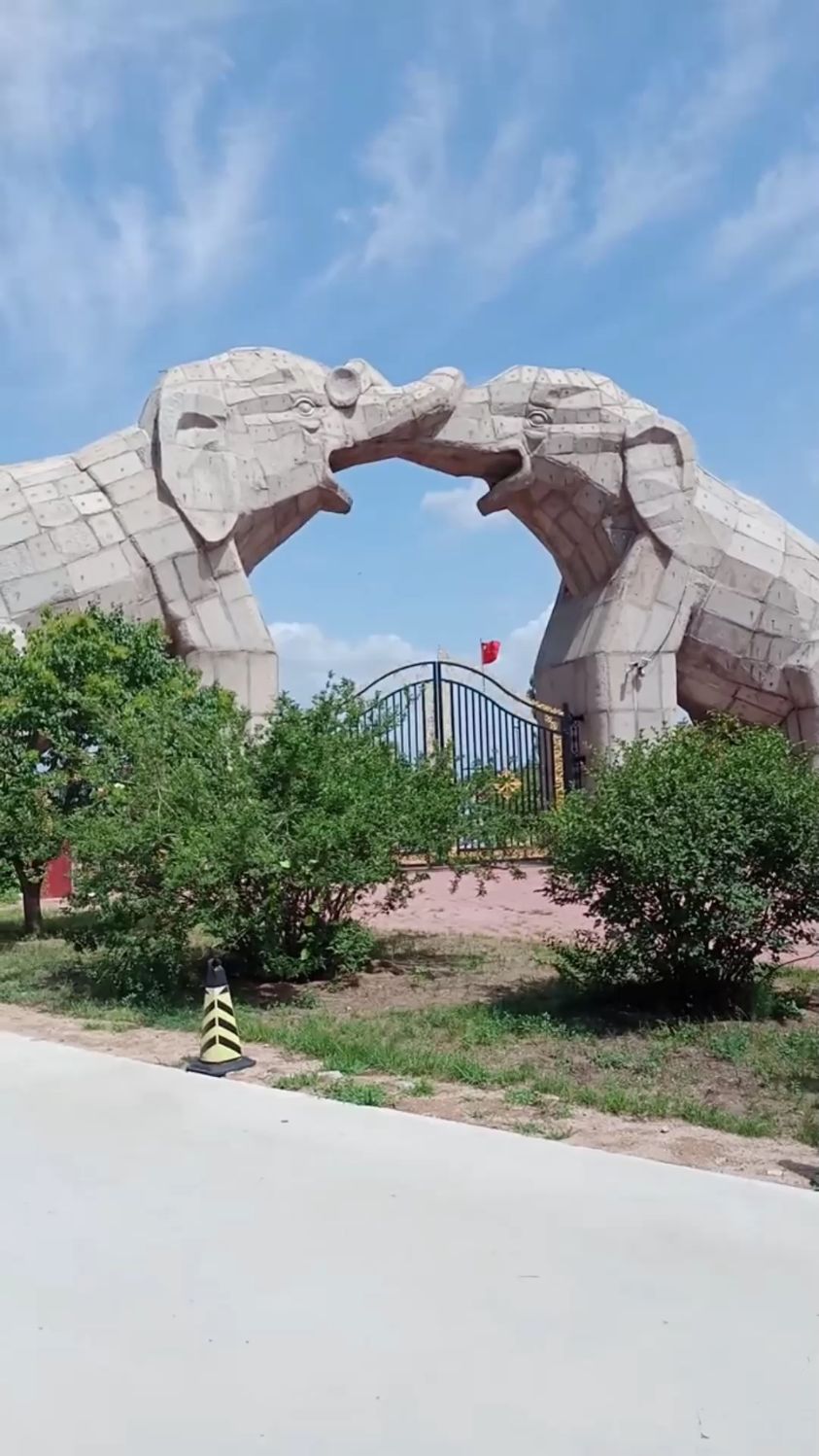 北京八达岭野生动物园自然风景非常美丽这里动物特别可爱