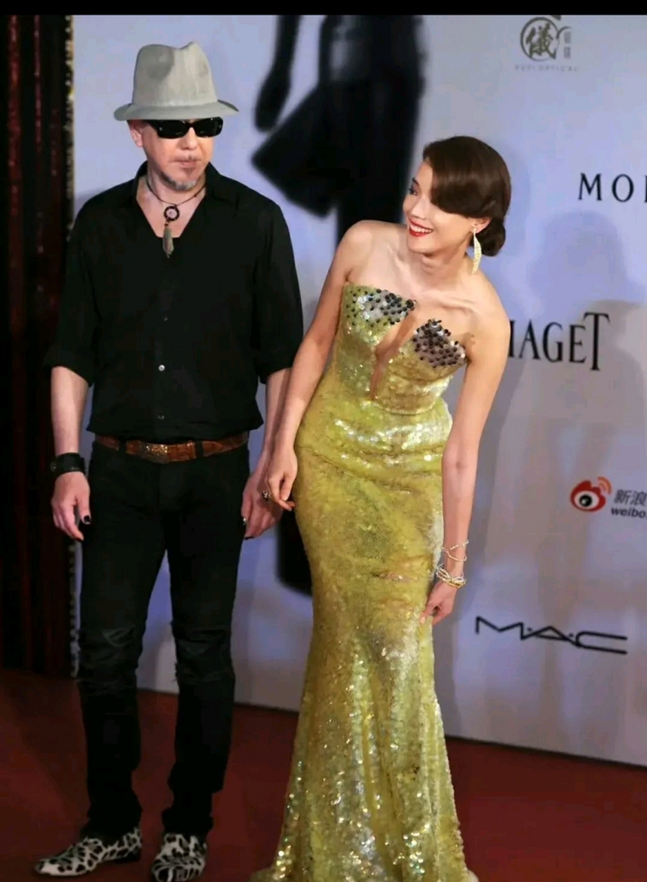 舒淇和影帝同框,男星的眼神成了最大亮点!这大概就是戴墨镜的好处吧!