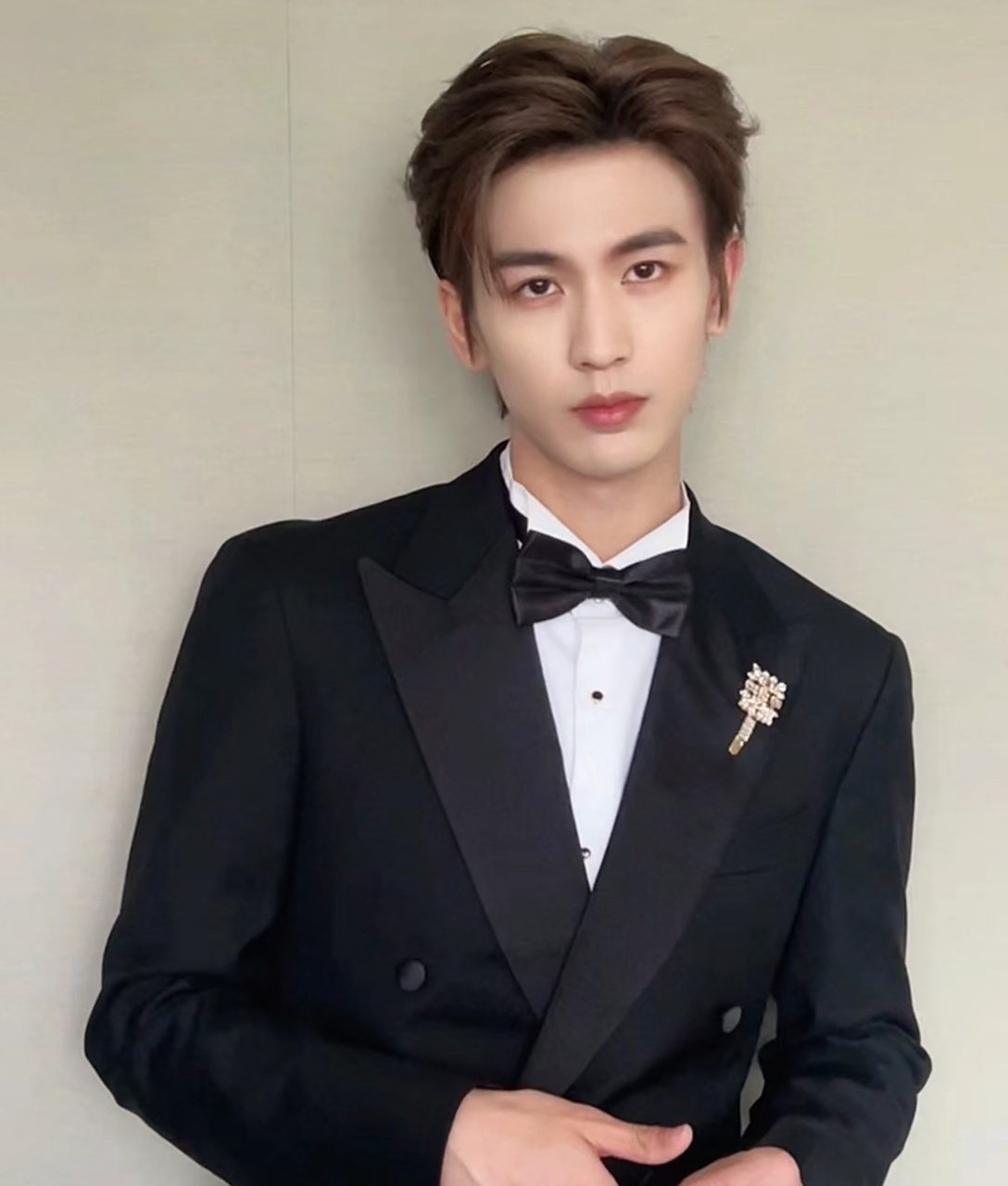 张凌赫现身见面会,黑西装打领结绅士范十足,戴着胸针更添几分贵公子