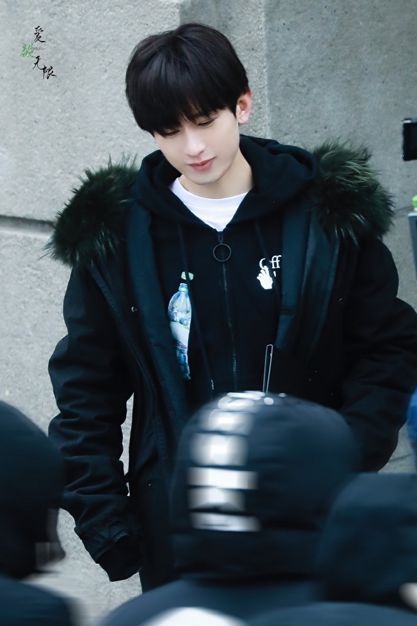 成毅#  颀长挺拔飘摇俊逸的身影,眉眼如山,沉静端庄,偏偏配了双欲气